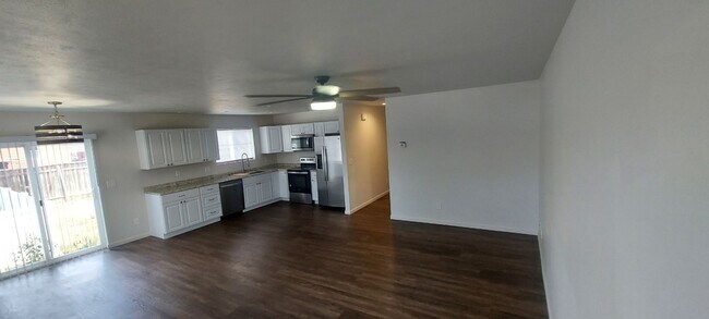 Building Photo - MP132- 14418-14420 E Heroy