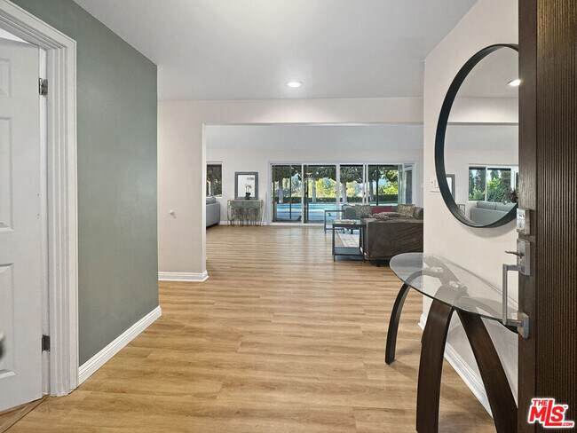 Foto del edificio - 15701 Royal Ridge Rd