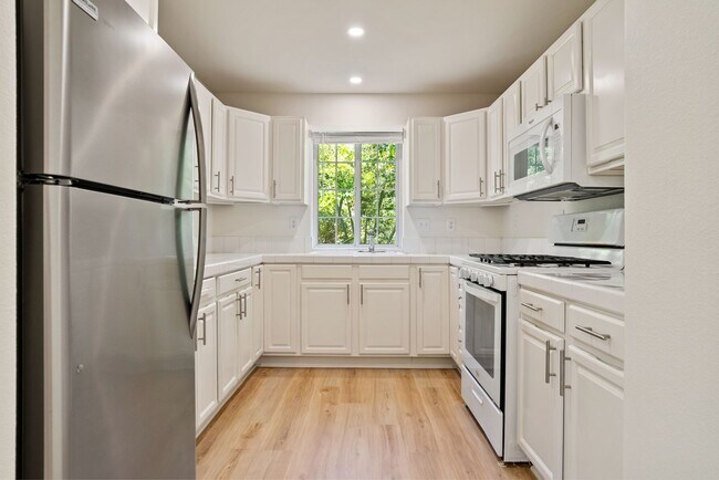 Foto del edificio - 1 BD / 1 BA Pet Friendly Newly Renovated Apartments