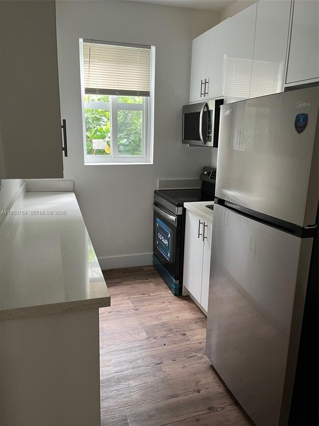 Building Photo - 321 SW 9th Ave