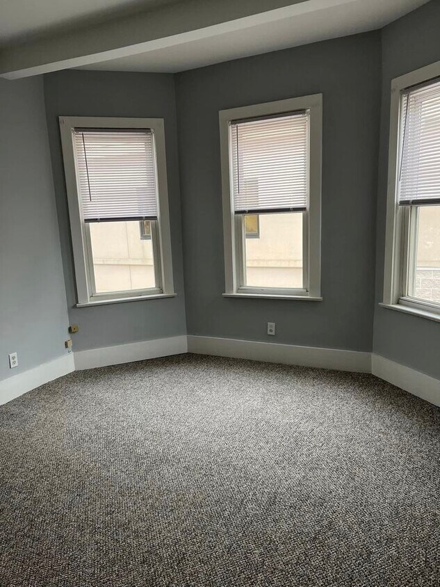 Living Room - 530 N Broad St