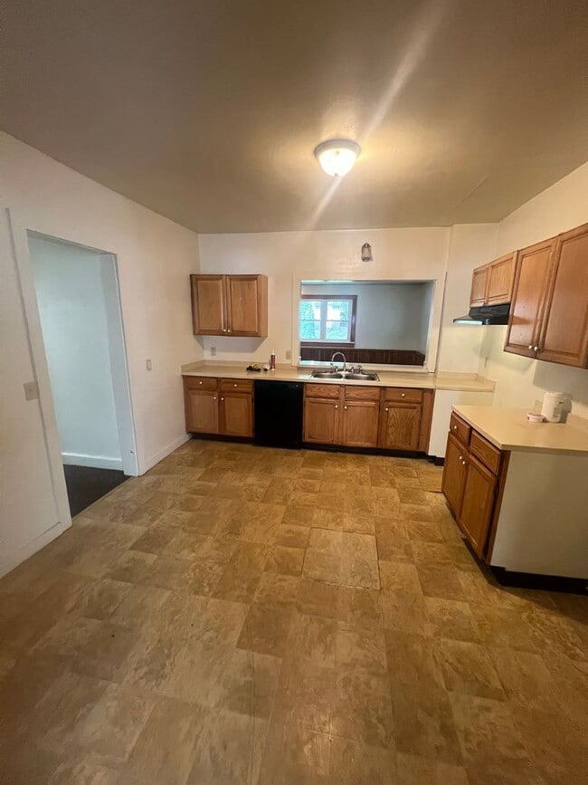 Building Photo - X-Large 4 Bedroom House