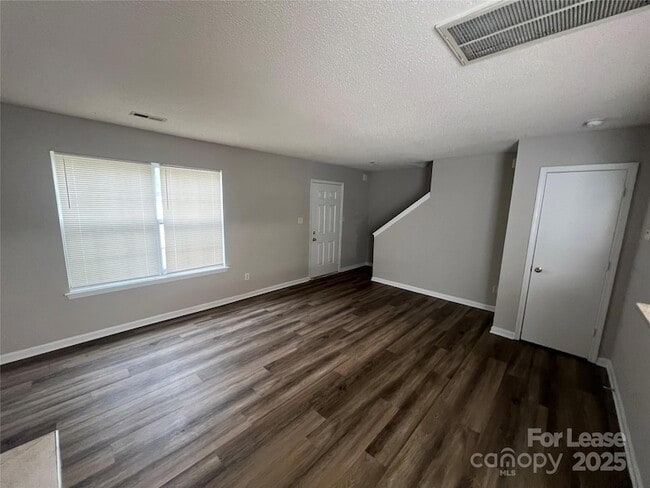 Foto del edificio - 12111 Stewarts Crossing Dr