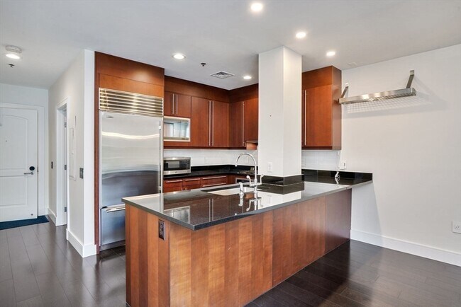 Building Photo - 2420 Beacon St