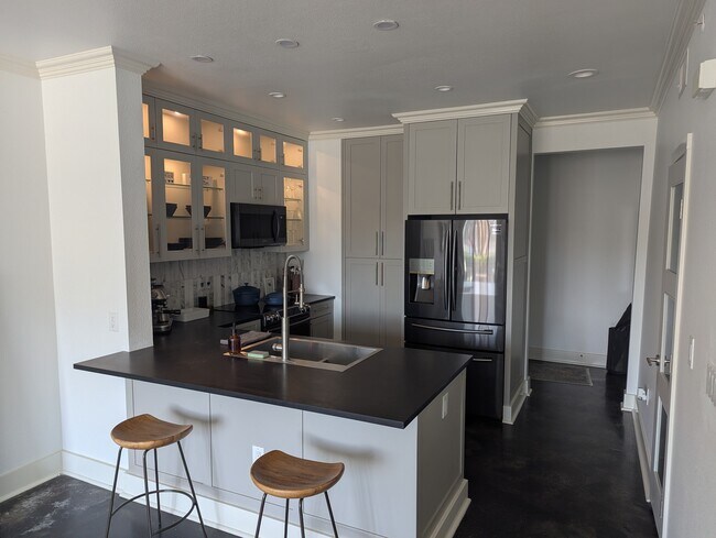 Foto del edificio - 4414 Cedar Springs Rd