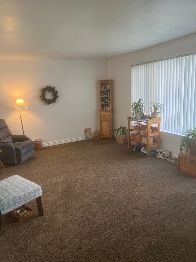 Foto principal - 2 bed/1 bath - Available for immediate one...