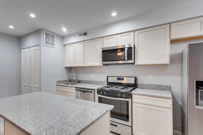 Foto del edificio - 537 Newcomb St SE #201