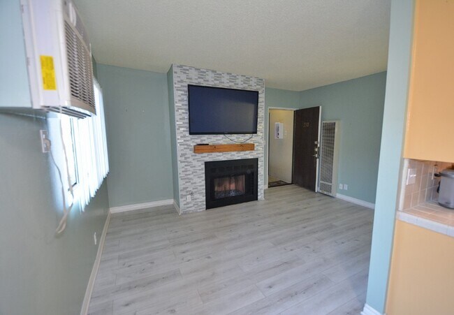 Building Photo - 8641 Glenoaks Blvd
