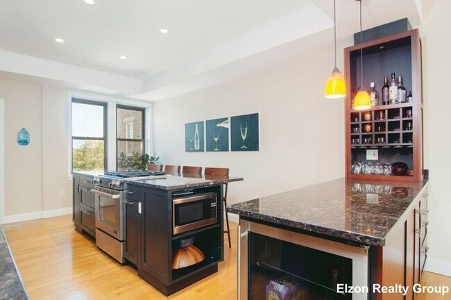 Foto del edificio - Gorgeous House for BC Students! Laundry in...