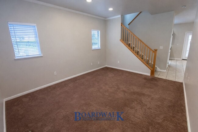 Building Photo - Beautiful 3 Bedroom Townhome End Unit in Draper!
