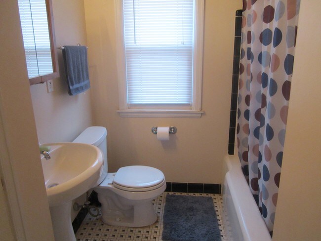 Baño - 4940 N Port Washington Rd
