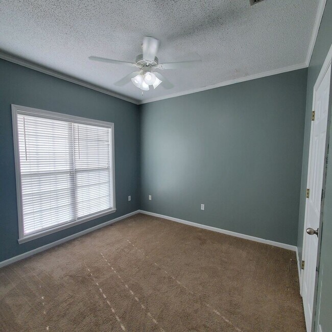Foto del edificio - Charming 3-Bedroom Home with Spacious Yard...