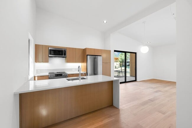 Building Photo - Gorgeous Modern 3-Bed/3-Bath in Sisters Wo...