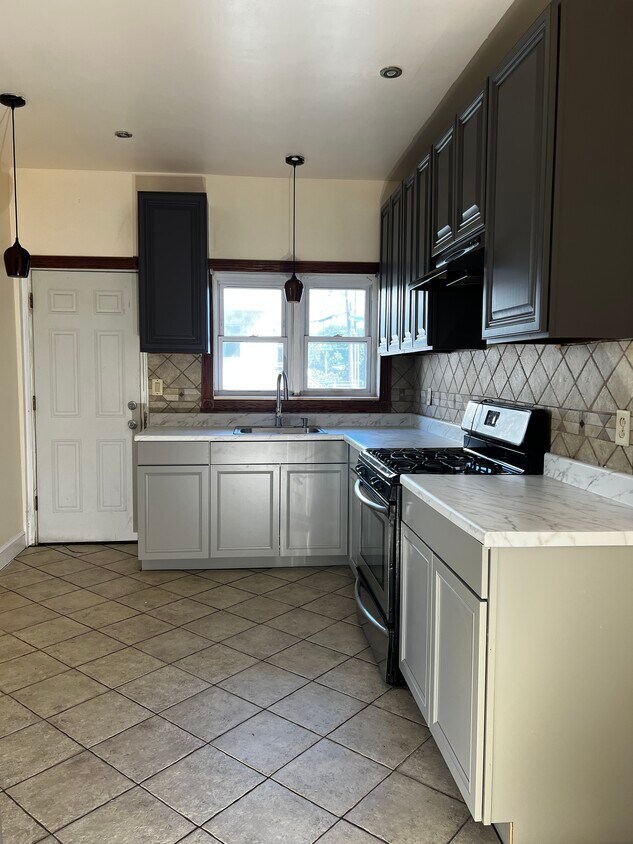 Kitchen - 343 Erie St