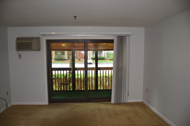 Foto del edificio - 300 Candlewood Park