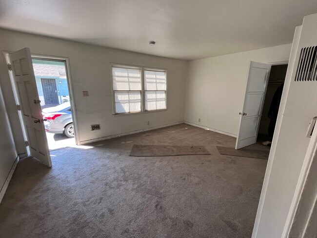 Foto del edificio - 8466 S Main St