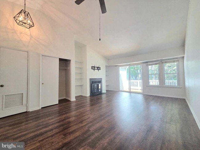 Building Photo - 3431 Lakeside View Dr