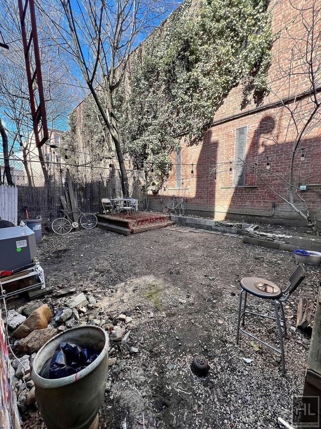 Building Photo - 3BR 1BA Massive Backyard w/ Performance Stage