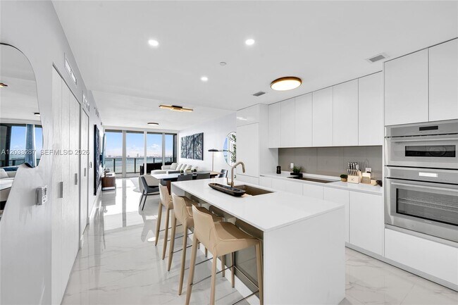 Foto del edificio - 700 NE 24th St