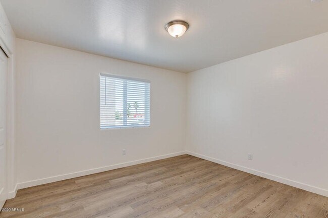 Building Photo - 2 BEDROOM 1 BATH DOWNSTAIRS UNIT