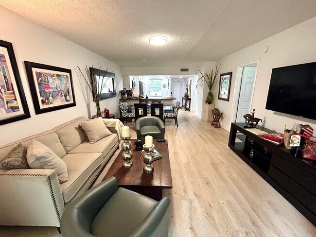 Foto del edificio - 1050 Country Club Dr