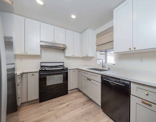 Building Photo - Charming 2 Bed Condo