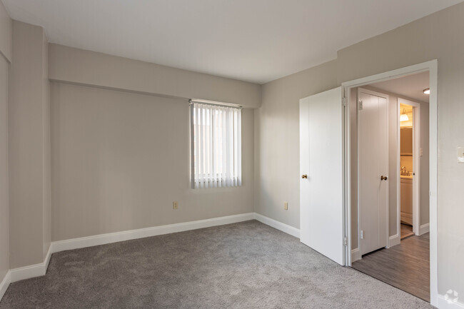 1BD, 1BA - 500-820SF - The Vista at Shaker Square