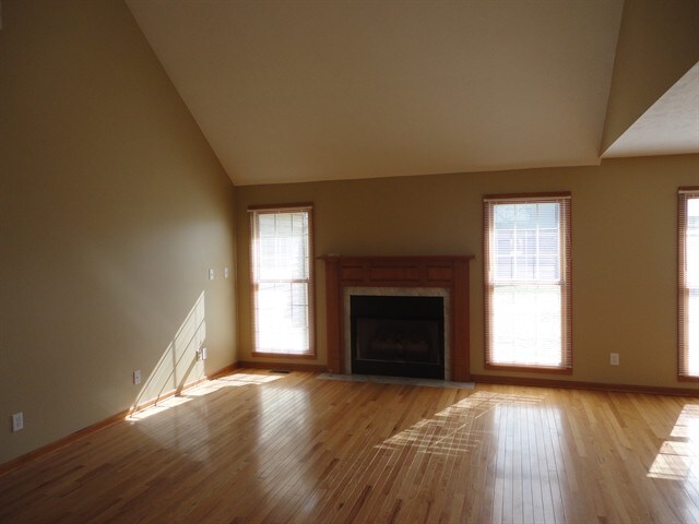 Building Photo - 1433 Aaron Drive W