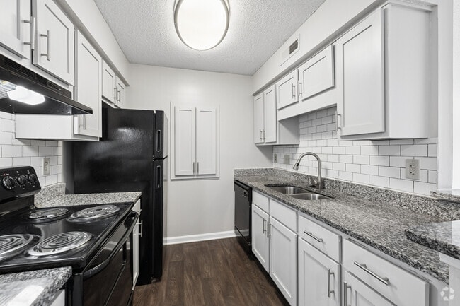 2BR, 2BA - 1,040SF - Kitchen - Riverstone Apartments