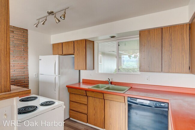 Building Photo - 3 br, 1 bath House - 422 Marine Drive