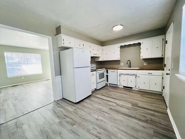 Foto del edificio - Beautifully Updated 2BD 1BA, Two-Story Dup...