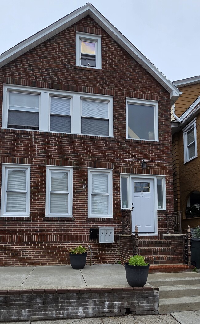Front - 75 Saint Johns Pl