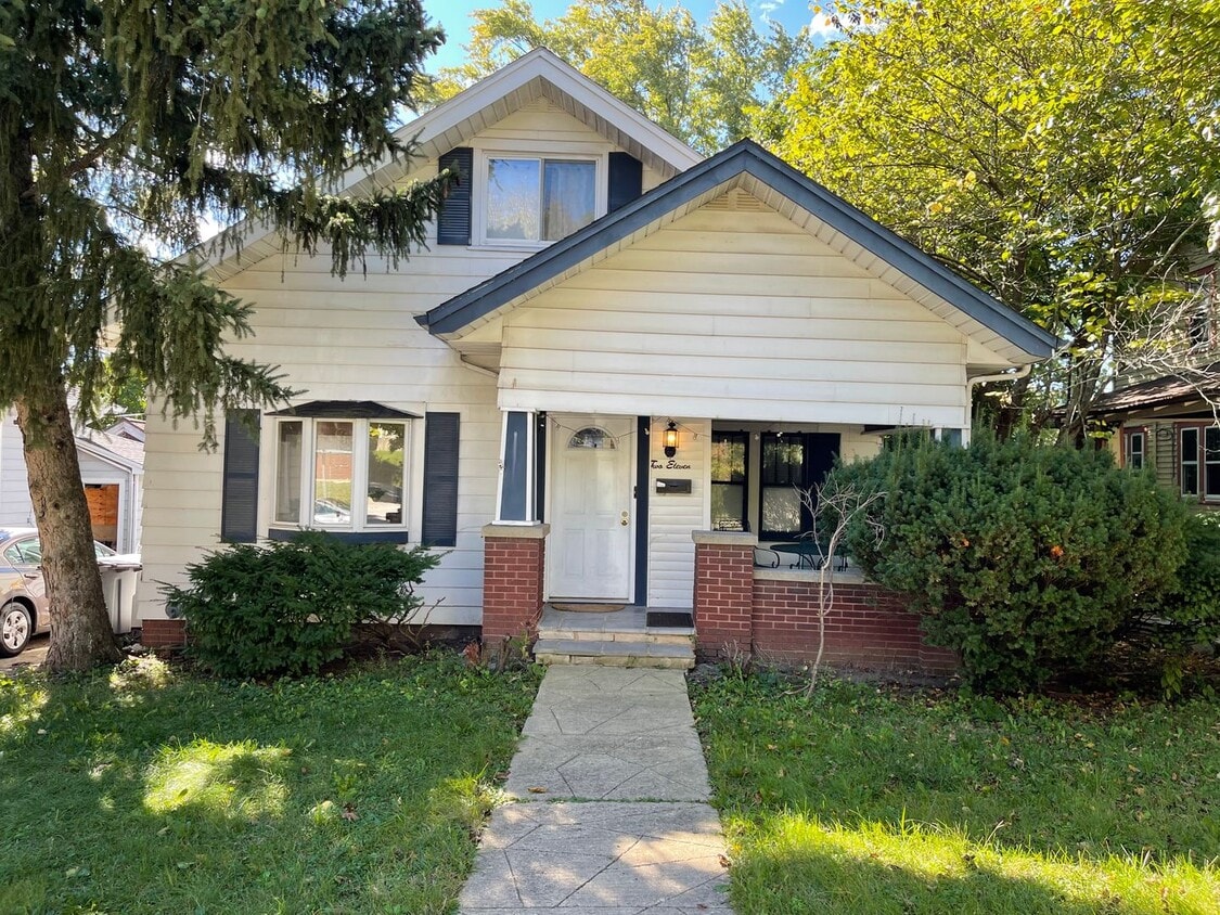 Primary Photo - Beautiful 3 bedroom/2 bathroom Home W/ A G...