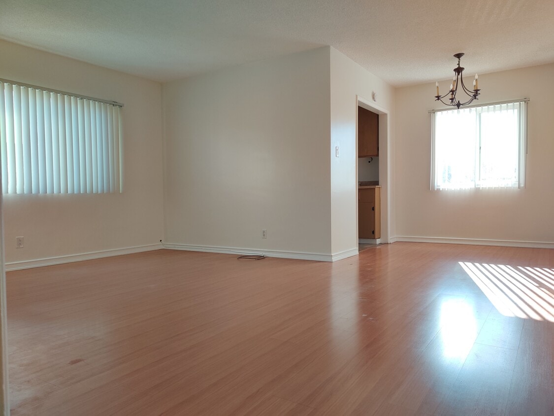 Living/Dining - 228 Newport Ave