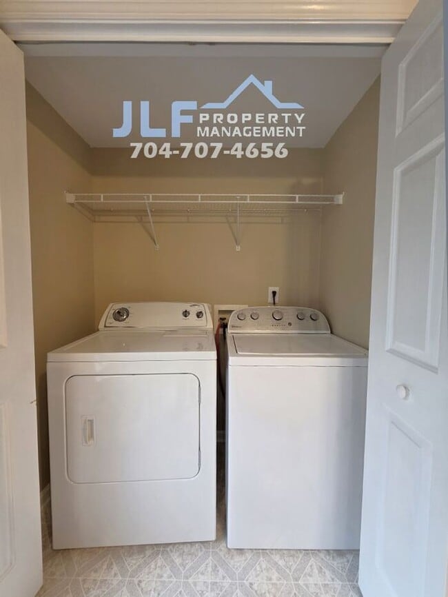 Building Photo - Beautiful 2 Bed/2 Bath Townhome in Charlot...