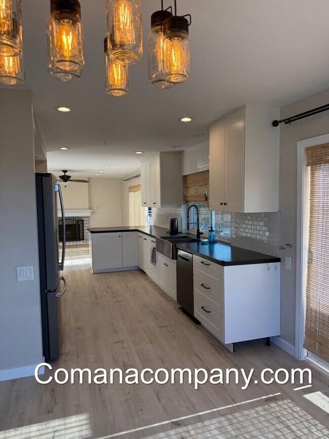 Building Photo - Gorgeous 5BR/3BA 2story home w SOLAR, view...