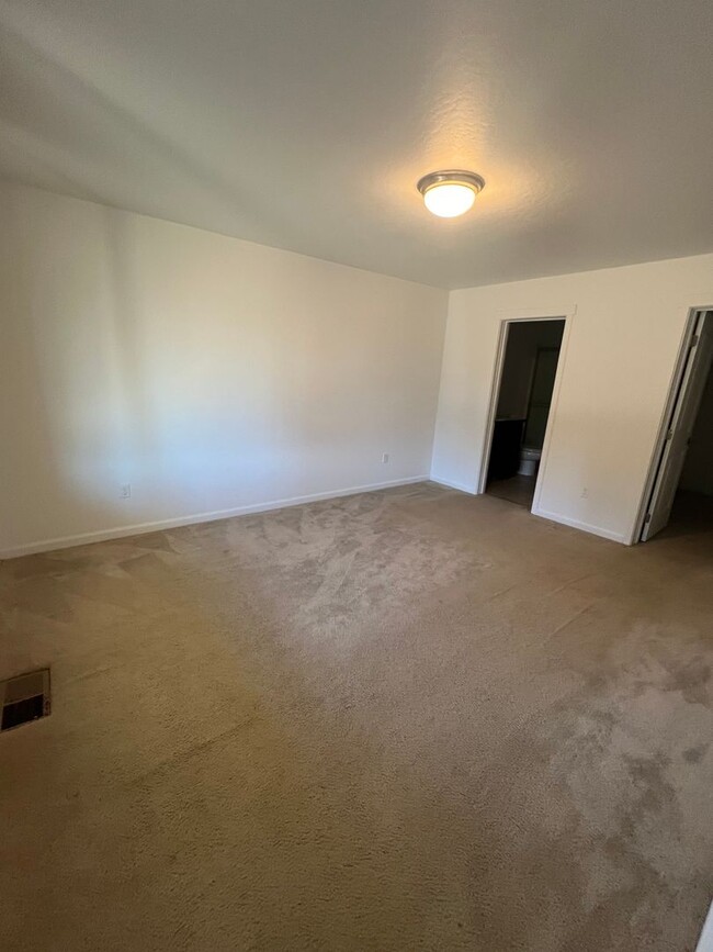 Foto del edificio - Beautiful 3 bedroom, 2 1/2 bath House with...