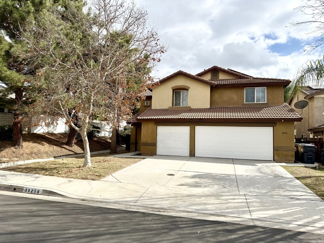 Primary Photo - "Spacious 5-Bed Retreat with 3.5 Baths in ...