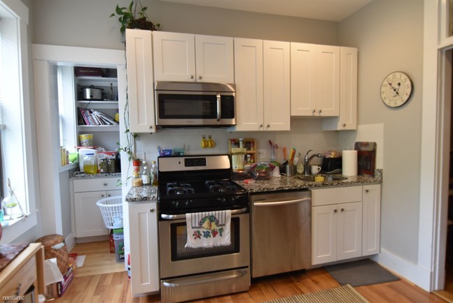 Building Photo - 3 br, 1 bath  - 2 Greenway Court 2