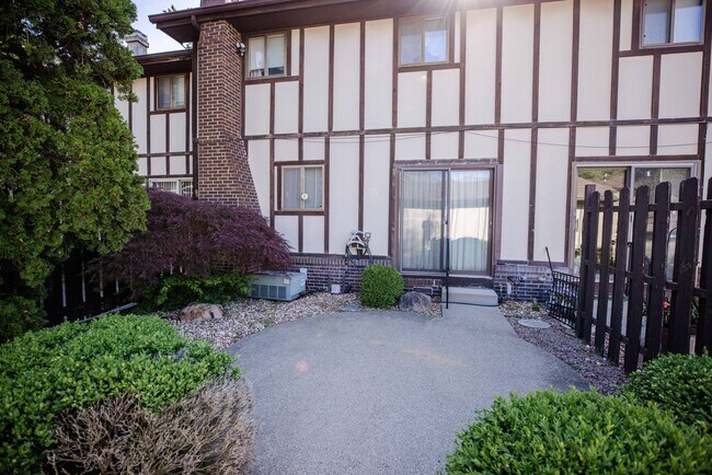 Building Photo - Beautiful Condo for Rent - Appliances included, washer and dryer hook ups, one and half bath, ver...