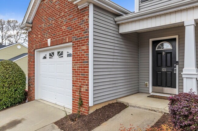 Building Photo - 101 Pine Walk Dr
