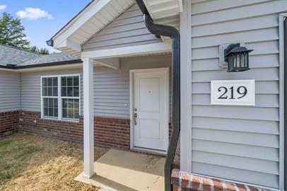 Building Photo - 320 Oak Grv Cir