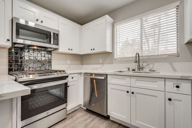 Building Photo - Gorgeous, recently renovated Green Valley ...