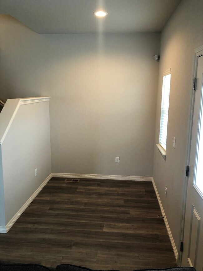 Building Photo - Beautiful 3 bed, 3 bath Townhome in West W...