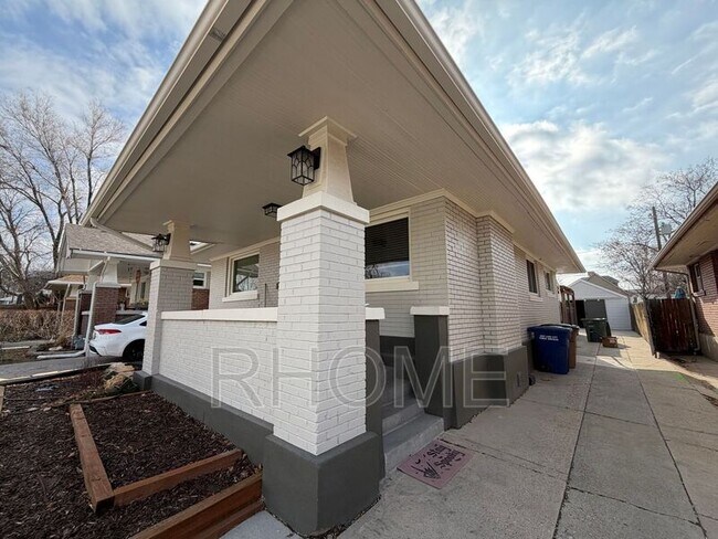 Building Photo - 648 East Pl