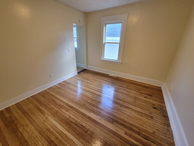 Building Photo - 324 Goffe St