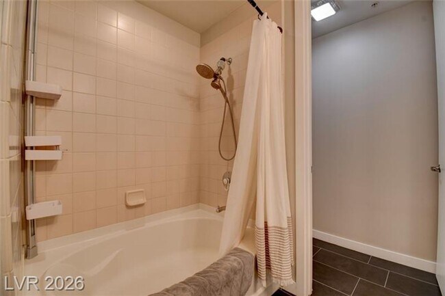 Foto del edificio - Gorgeous Views! Fully Furnished Modern loft-style