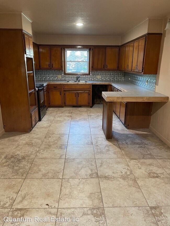 Building Photo - 5 br, 2 bath House - 2405 Alma Blvd