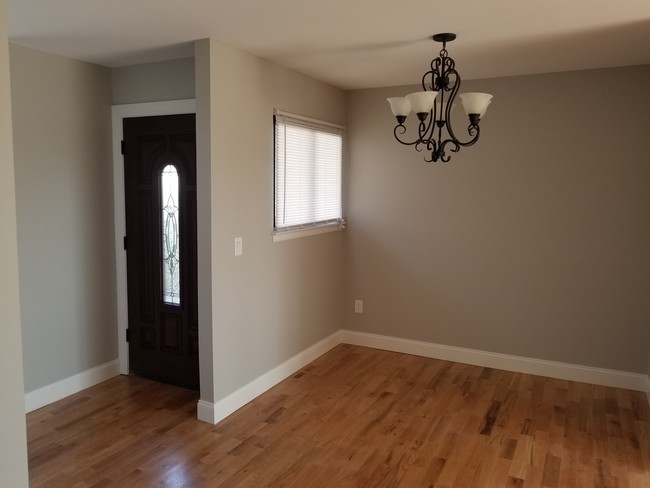 entry way / dinning room - 285 Queen St