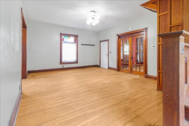 Foto del edificio - 411 N College St